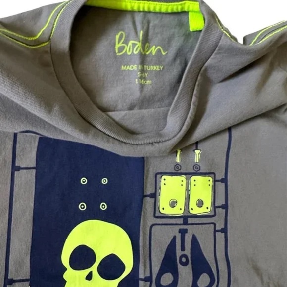 Mini Boden Gray Blue Skull Crossbones Skateboard Graphic Tee Boys 5-6 - Picture 2 of 2